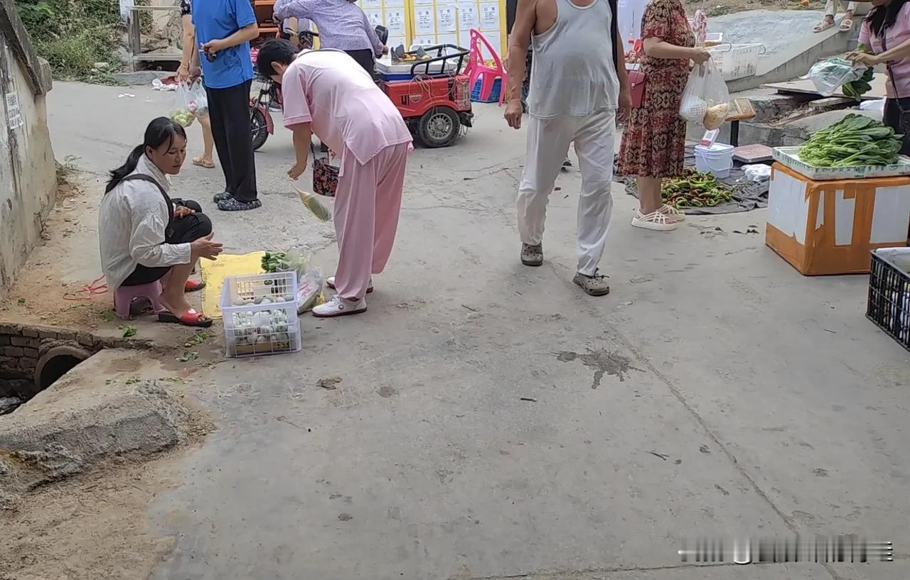 早间去菜市，见路边一个摆摊卖鸡蛋鸭蛋的，挺新鲜，便停下脚步问价，一张嘴，听对方东