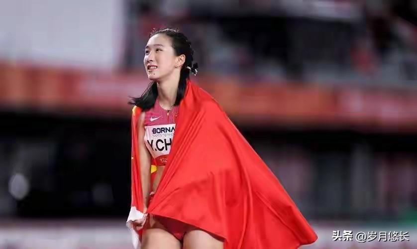 陈妤颉破亚运百米纪录那一刻，
全场都在找冠军，
结果混采区先被塞了本《五年高考三