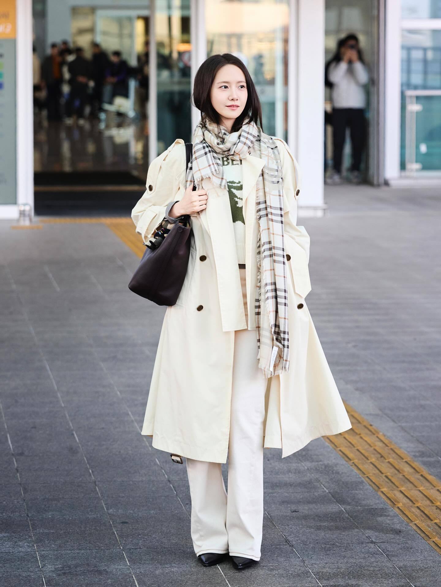 伦敦时装周｜机场出发照林允儿 —— BURBERRY 2026秋冬大秀米白色造型