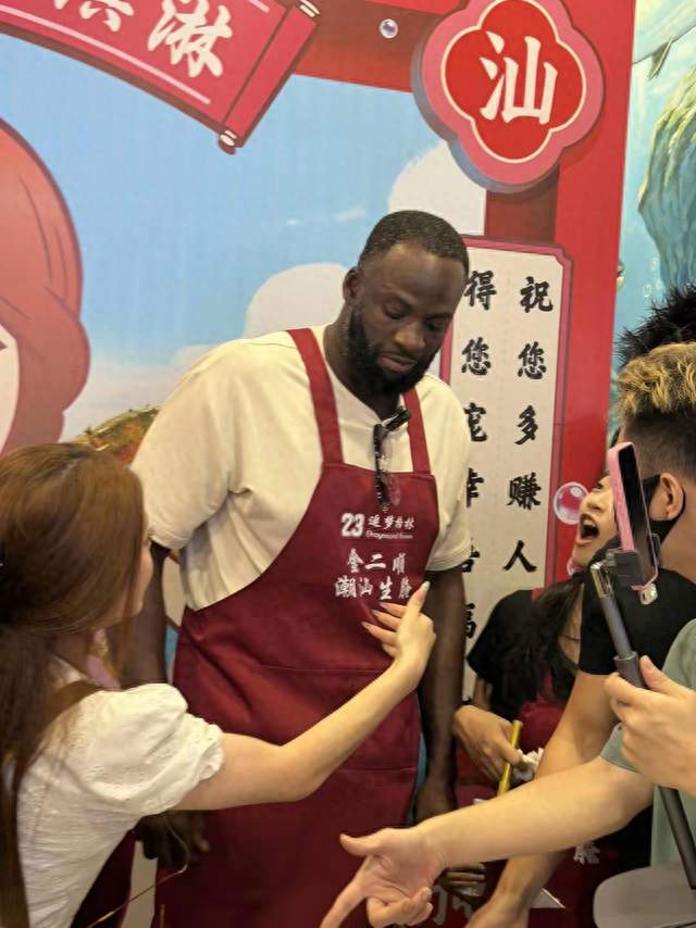 炸锅！追梦格林空降潮汕！街头被球迷层层包围，场面太热闹