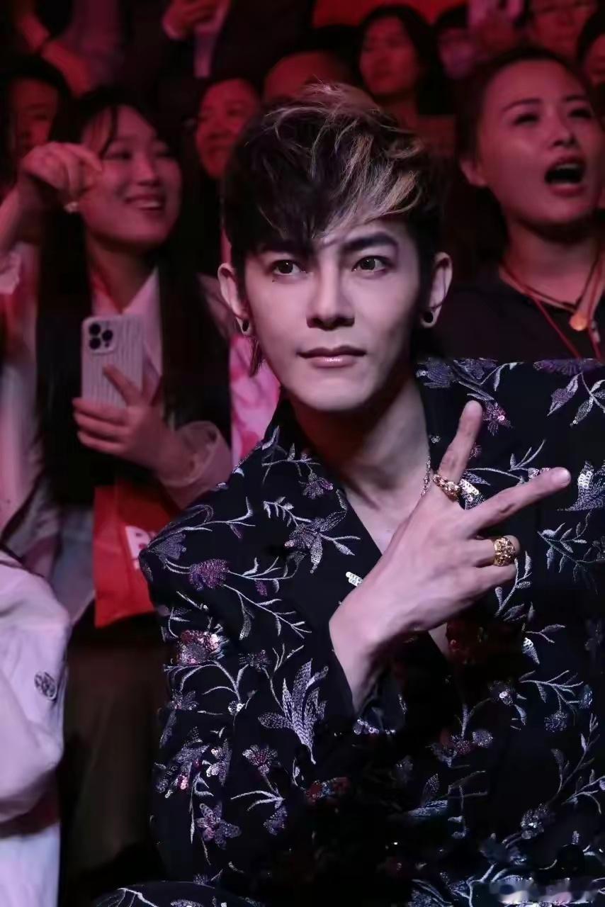 #这真是42岁的汪东城吗#汪东城这状态也太好了，简直就是男大本大，完全看不出来已
