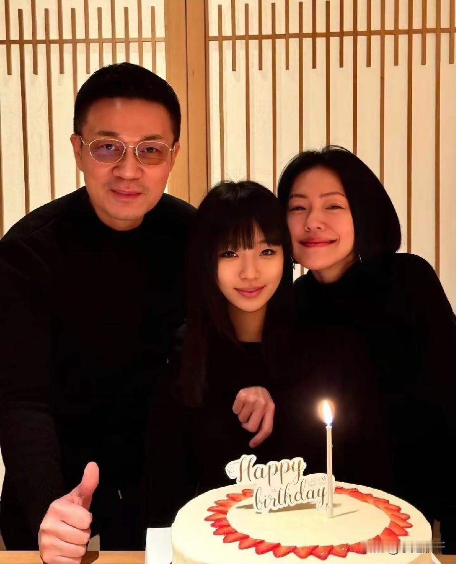 小S许雅钧同框为女儿庆生，旧照对比，婚姻早已跳出世俗模板
 
一组小S、许雅钧和