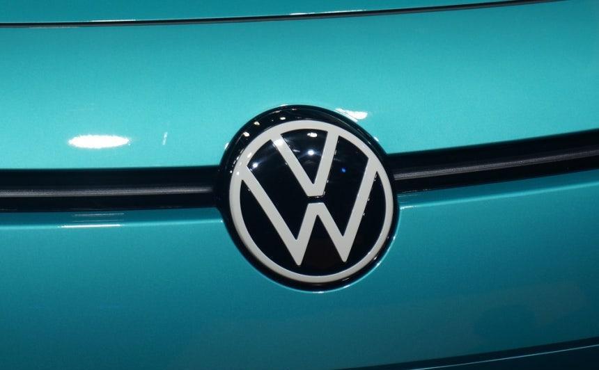 德累斯顿透明工厂熄灯那天，我刚好在合肥打车，司机指着路边崭新的MEB厂房说：以后