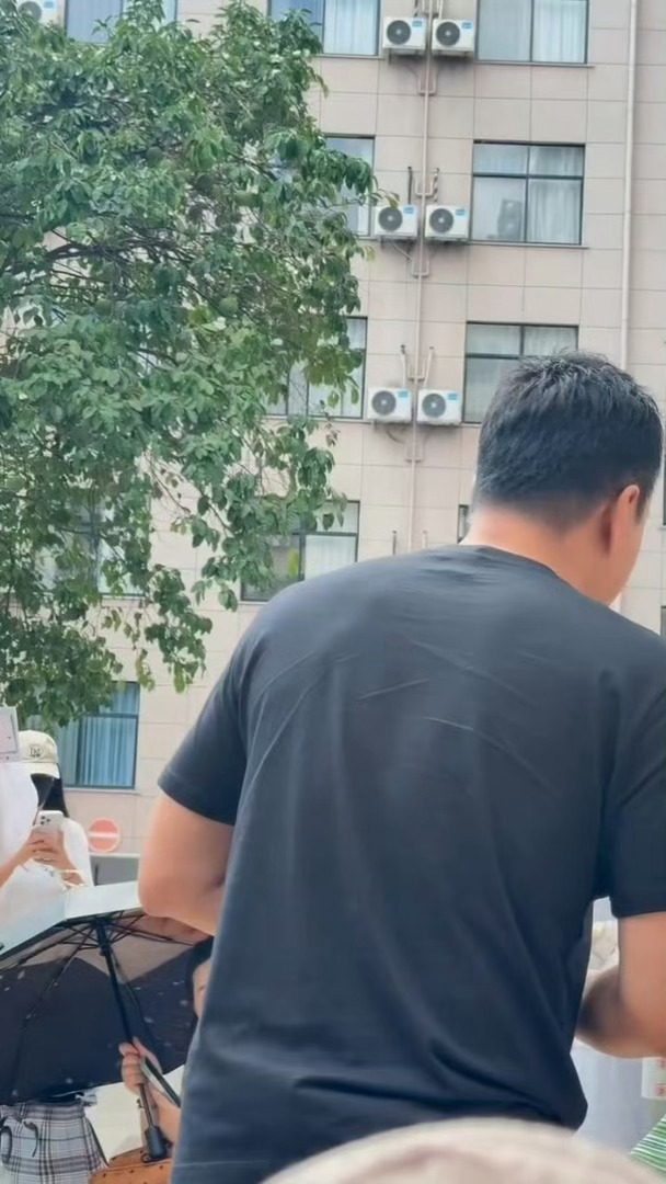 胡军让陈哲远粉丝先去吃饭温柔不分场景，贴心不分身份，胡军暖心叮嘱粉丝吃饭，温柔细