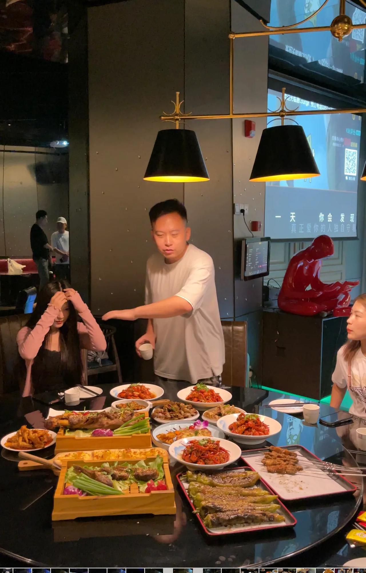 太原能吃饭，能唱歌的地方给你找到。
里头有几个包间啊？可以一边吃饭一边唱歌
以后