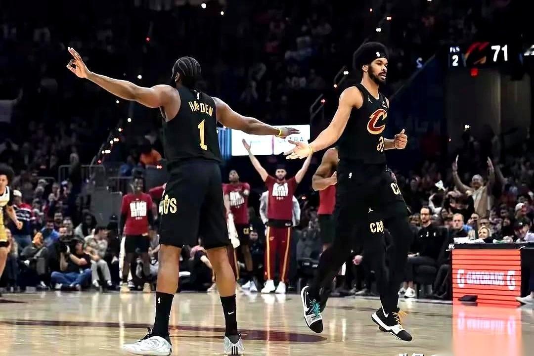 就因为第四节那个传球失误，一帮人逮着哈登往死里黑。
我真是看笑了。
球传出去，韦