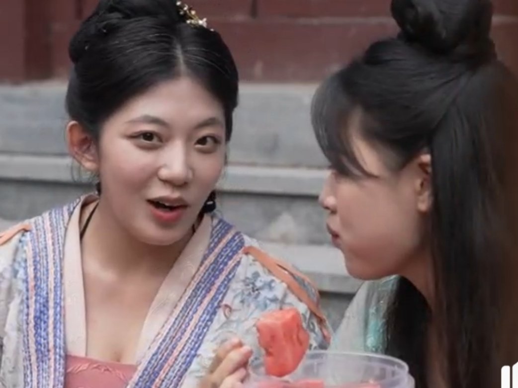 原来这么多艺人爱在片场吃瓜不是，我还以为吃大瓜，没想到是真吃西瓜🍉，这大夏天的