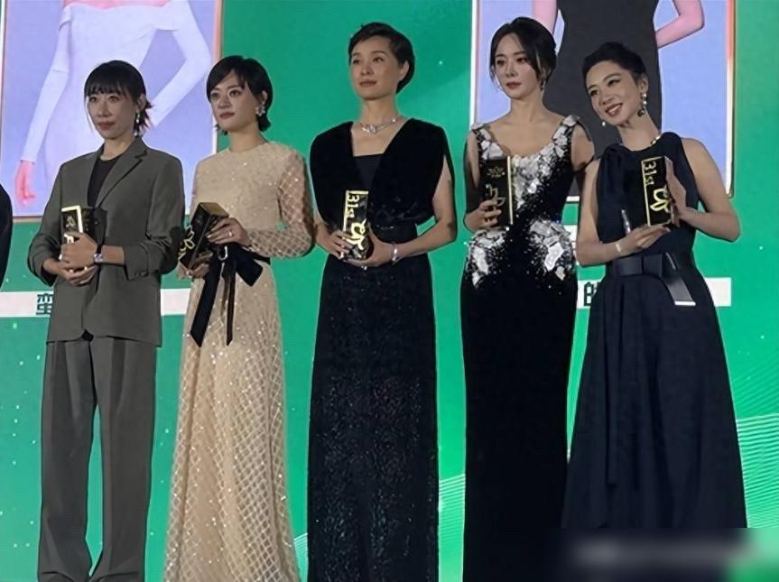 名利场里，最精彩的戏，不在荧幕上。

白玉兰颁奖礼，杨紫拿下最佳女主角。90后头