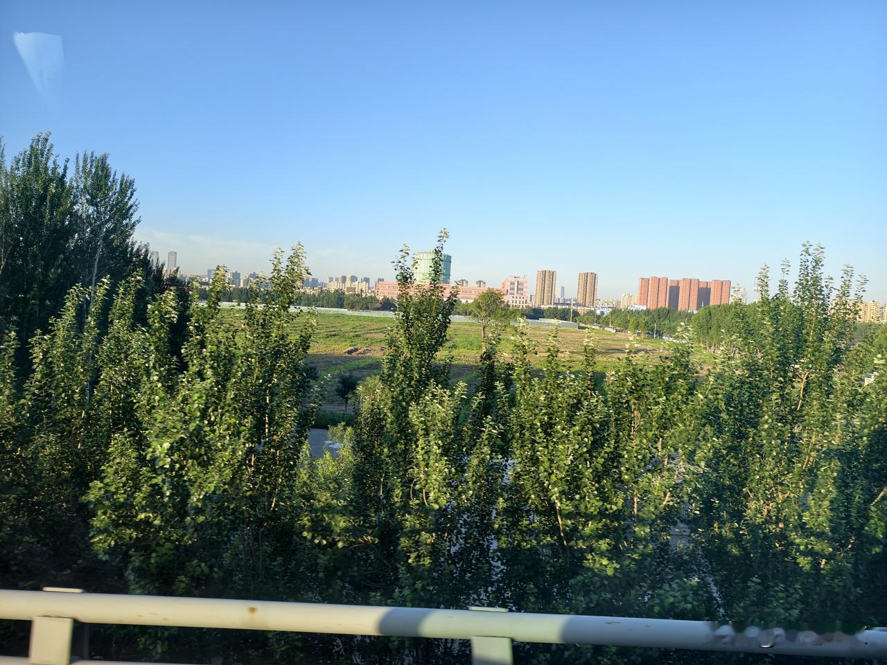 这块空地原来是上海通用北盛汽车工厂，现在厂房拆迁了，变成了空地。

坐车走在二环