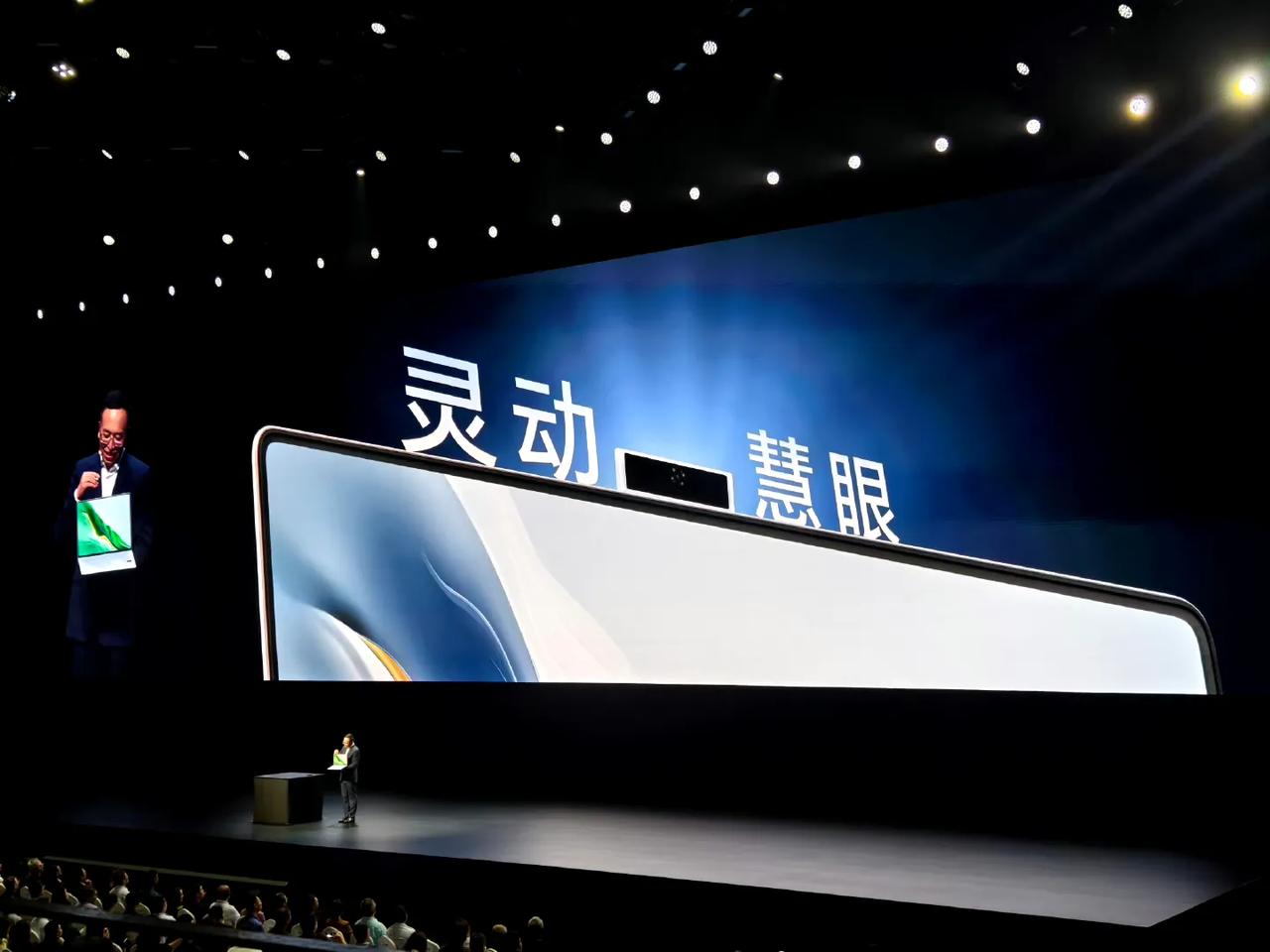 荣耀 ​MagicBook Art 14 在功能上有一个小惊喜的，直接把摄像头做