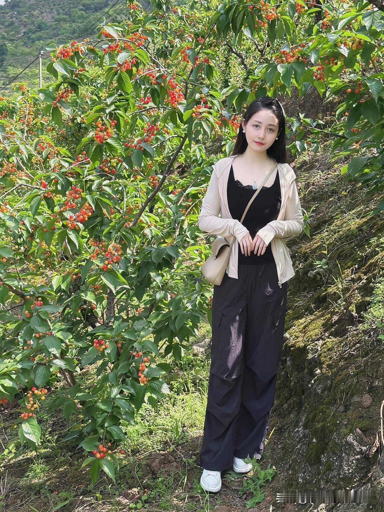 在山野间漫步，那感觉就像掉进了大自然的温柔怀抱。我之前去山里游玩，一路上花草相伴