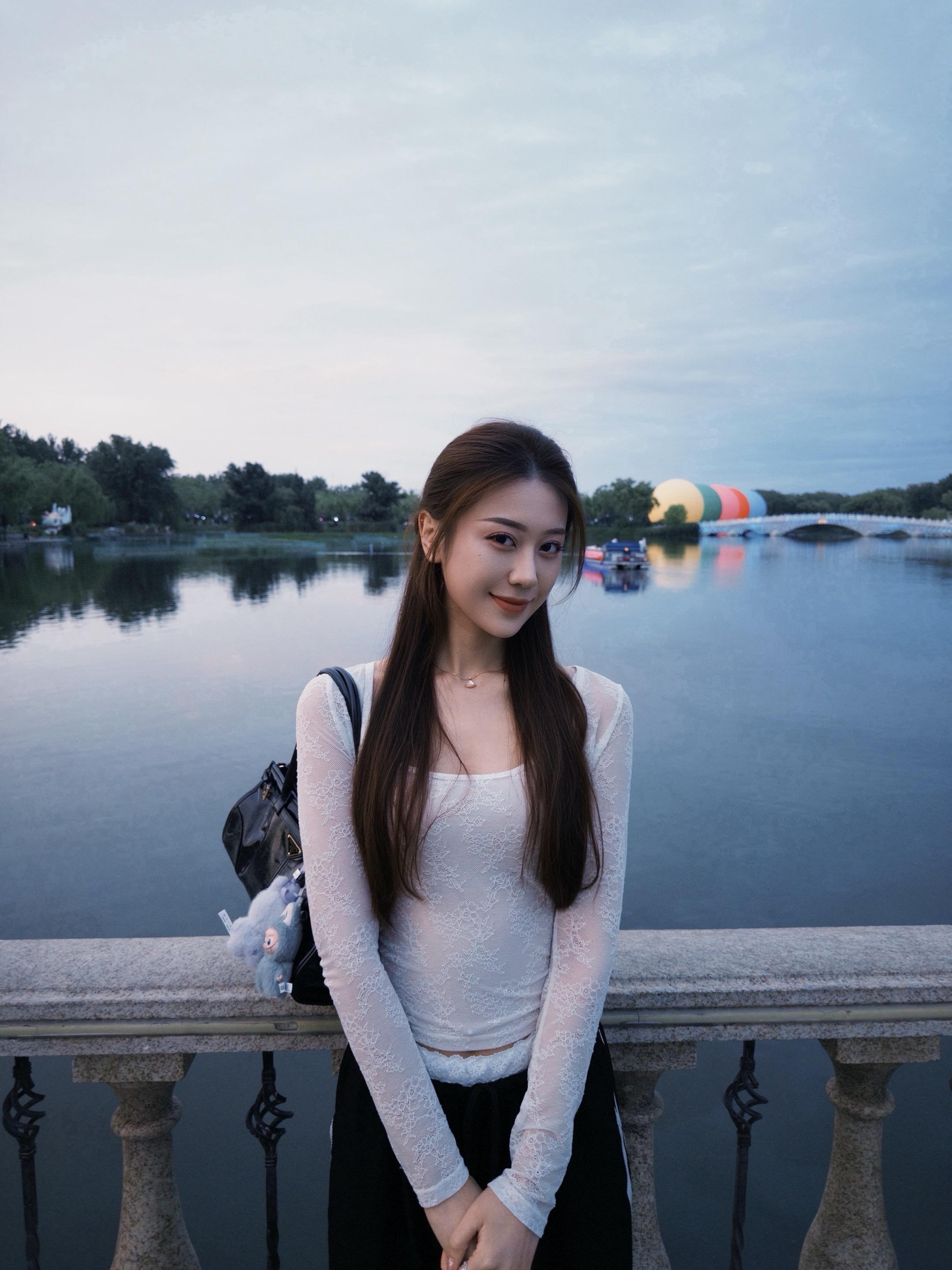 始终认为人是靠热爱和感受活着 感觉至上是一个很随性的词 没有条条框框的...