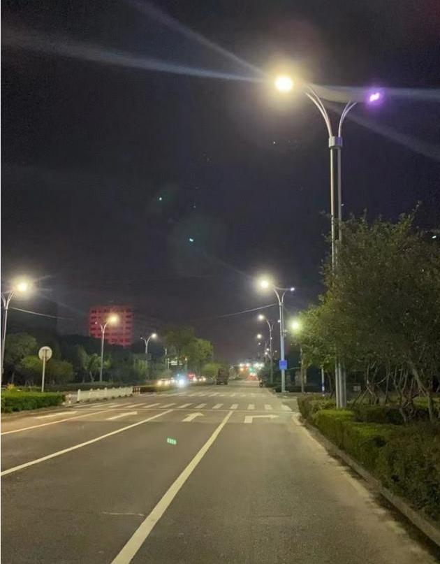 妻子刚准备抬腿坐进副驾驶，就被丈夫大声呵斥：“坐后面去。”
​她愣了一下，虽然不