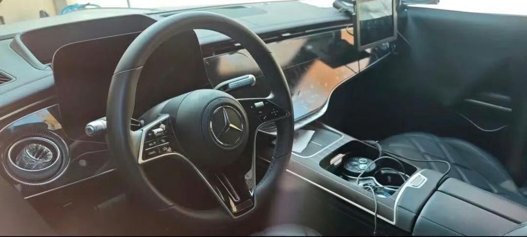 内饰看齐奔驰EQS？中期改款迈巴赫S级内饰疑似曝光！
 
近日，网络上疑似曝光了