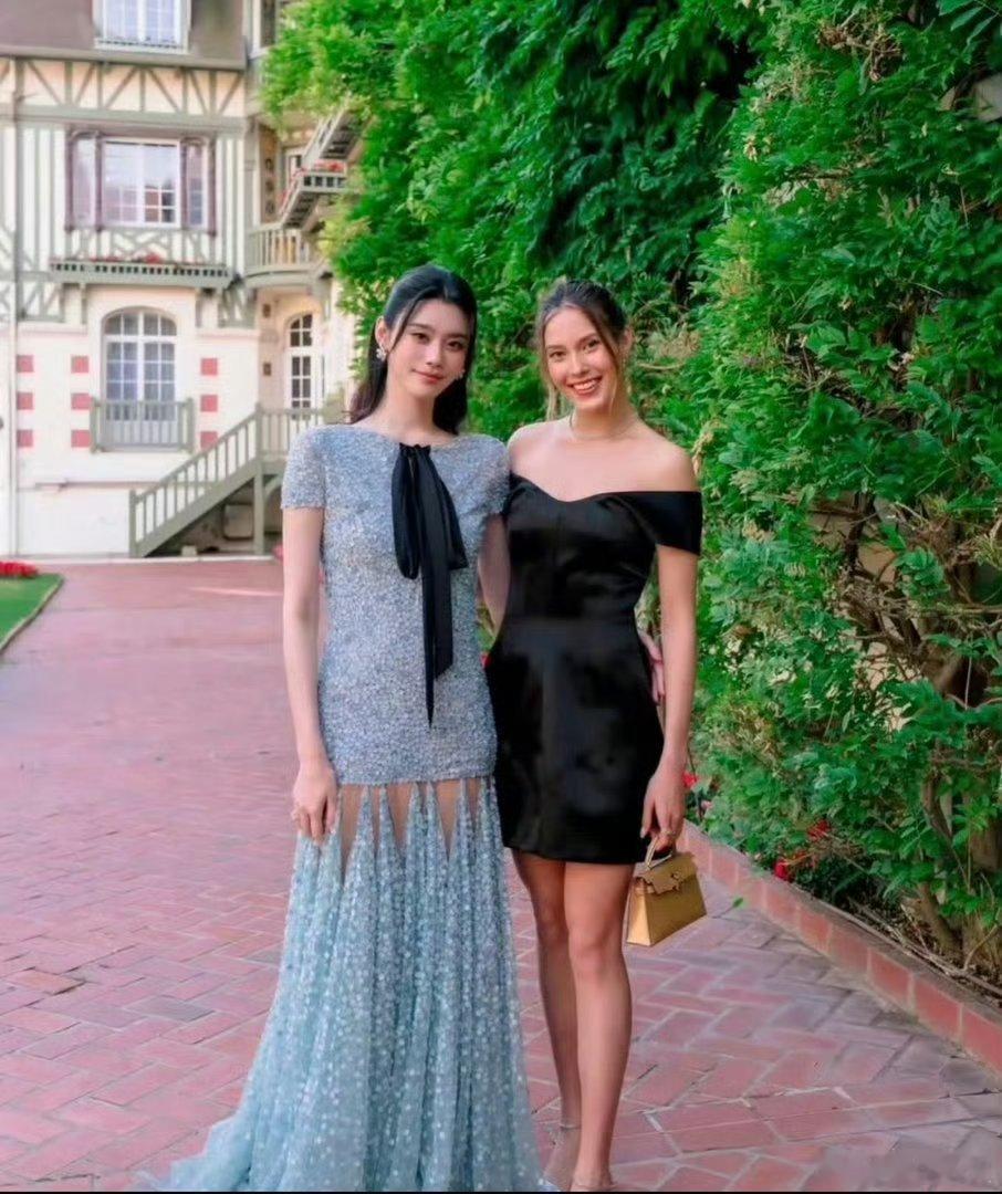 谷爱凌奚梦瑶婚礼晚宴合照谷爱凌参加了何猷君和奚梦瑶的婚礼，附图为奚梦瑶婚礼晚宴合