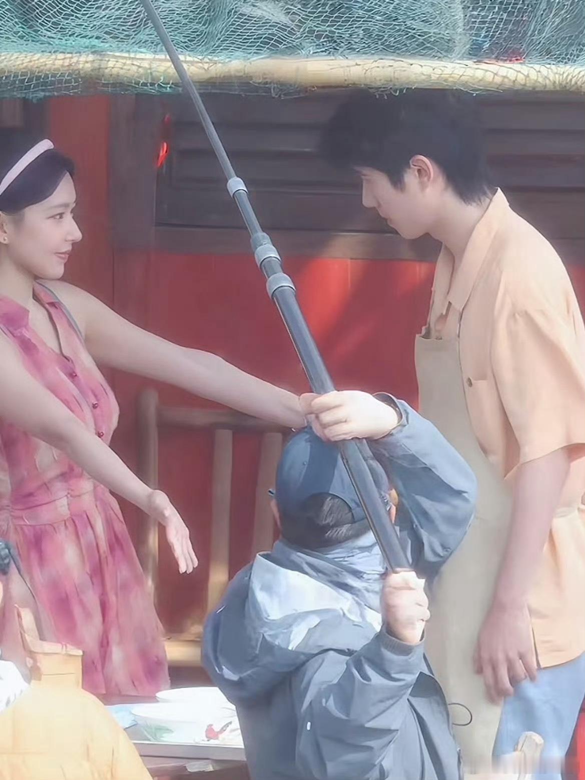 复活吧我的爱人！这算是90年代海岛初恋的氛围感嘛叔圈退潮后，内娱白月光刘昊然这不