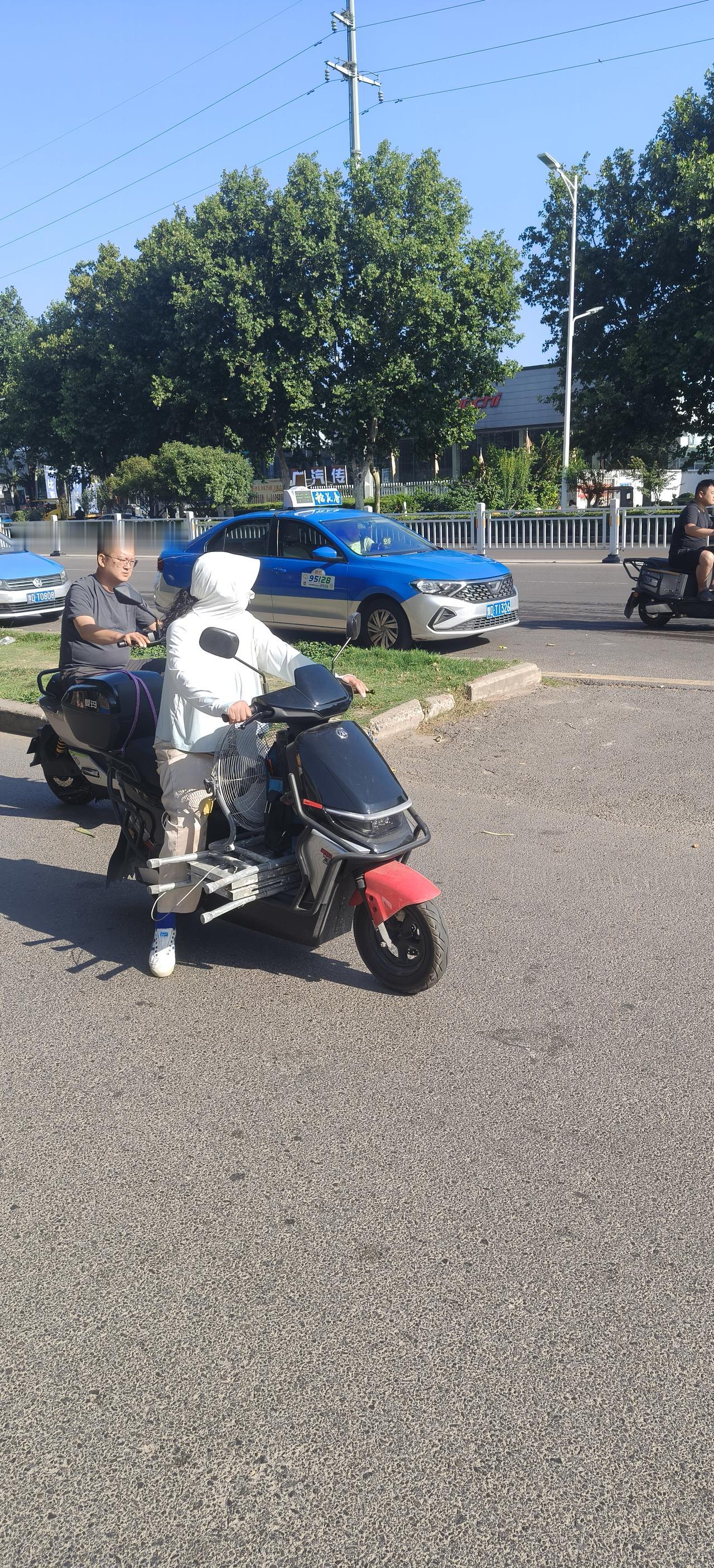 今天去超市买点日用品，
走在大街上，
看到路人一个个把防晒做的那真是各显神通——