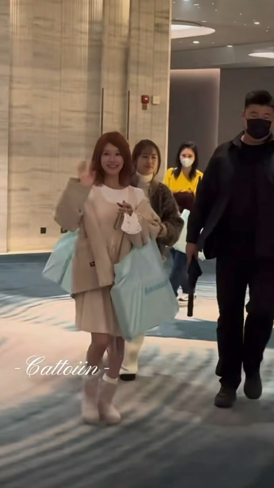 许我耀眼庆功宴下班的露思 ​​​