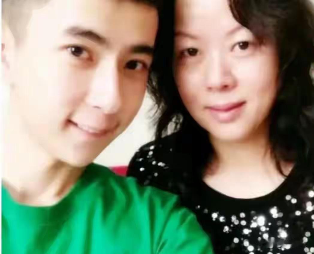 于朦胧妈妈
这番话，
听着真让人心疼！
 
70岁的老人啊，隔着手机都能听出声音
