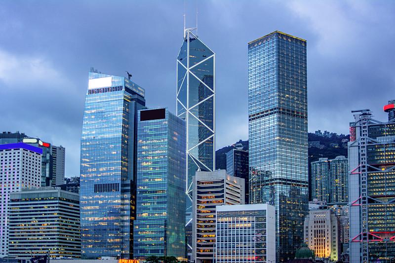 最新财富报告显示，2025年香港超级富豪增速高达26.4%，远超全球14.4%的