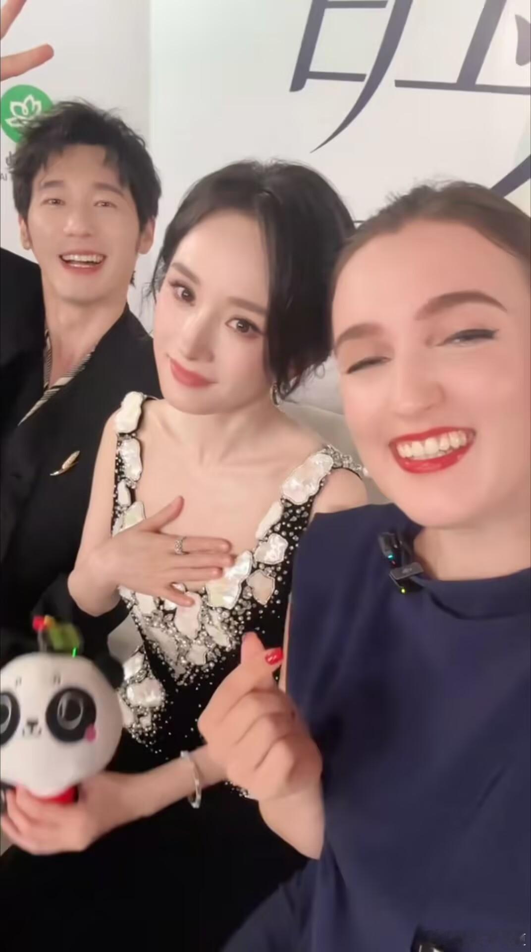 杨幂白宇白玉兰合照最强售后来了