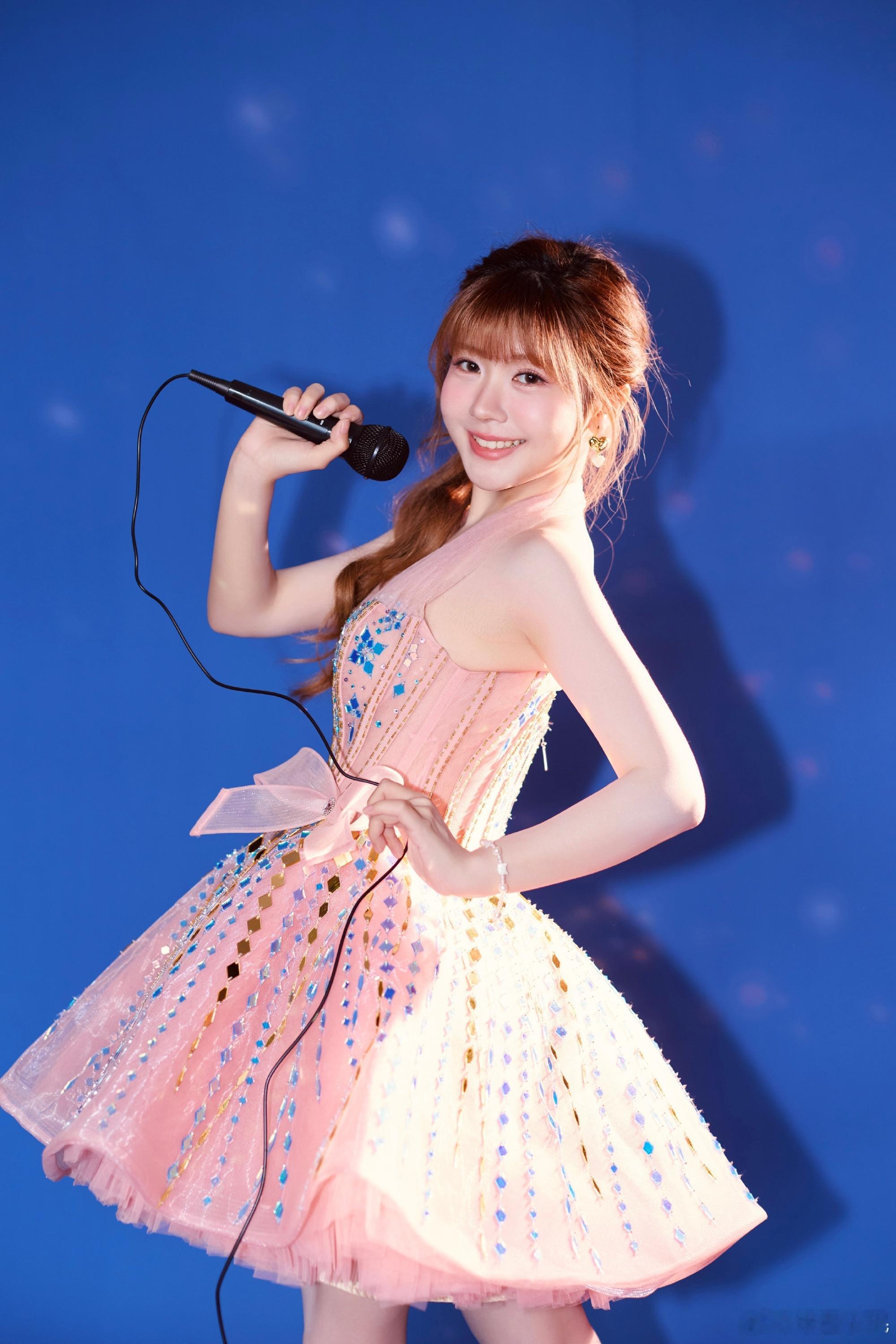 赖美云新年造型小七看起来也很美味呀 