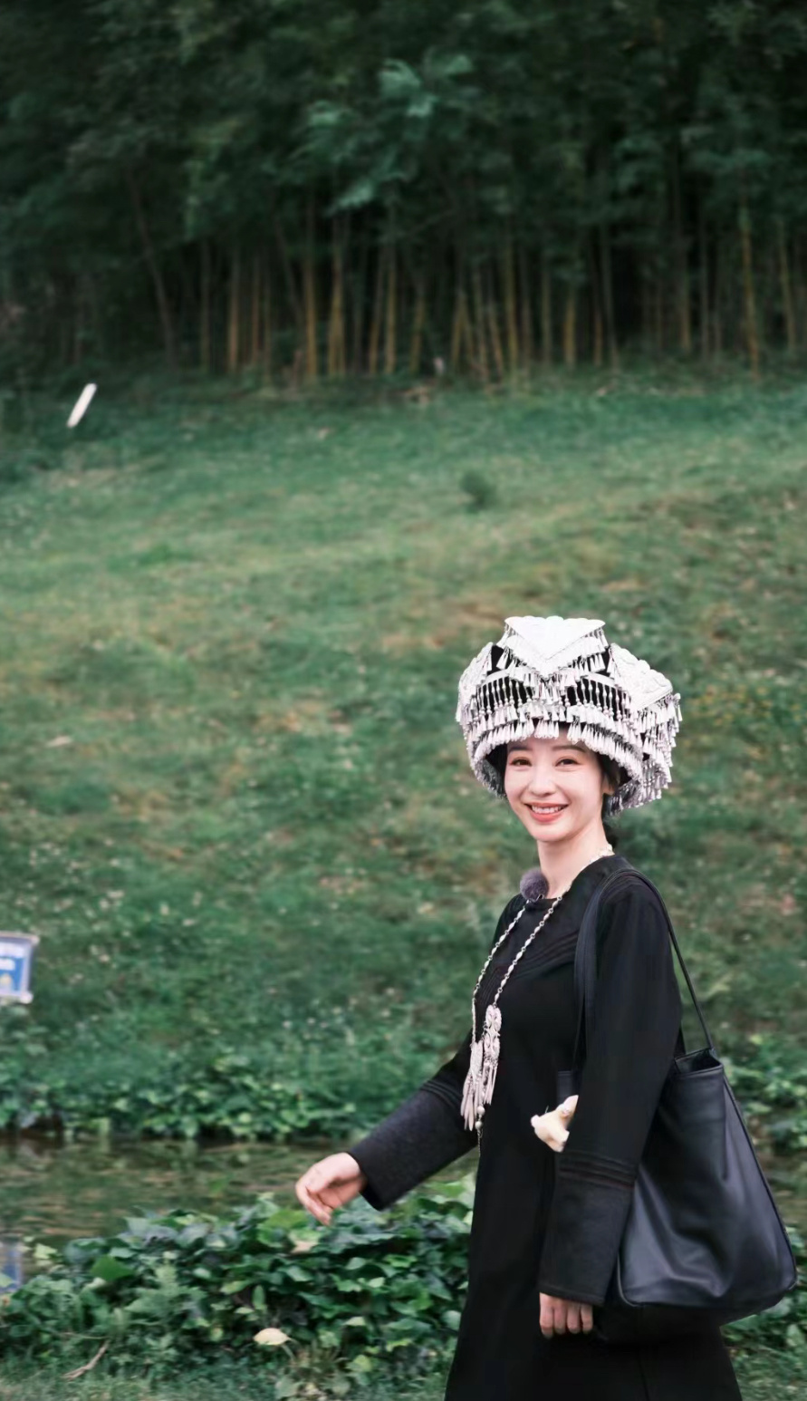 #欧阳娜娜柳岩彝族装#  又双叒叕被在#是好朋友的周末#里造型美哭，民族风造型的