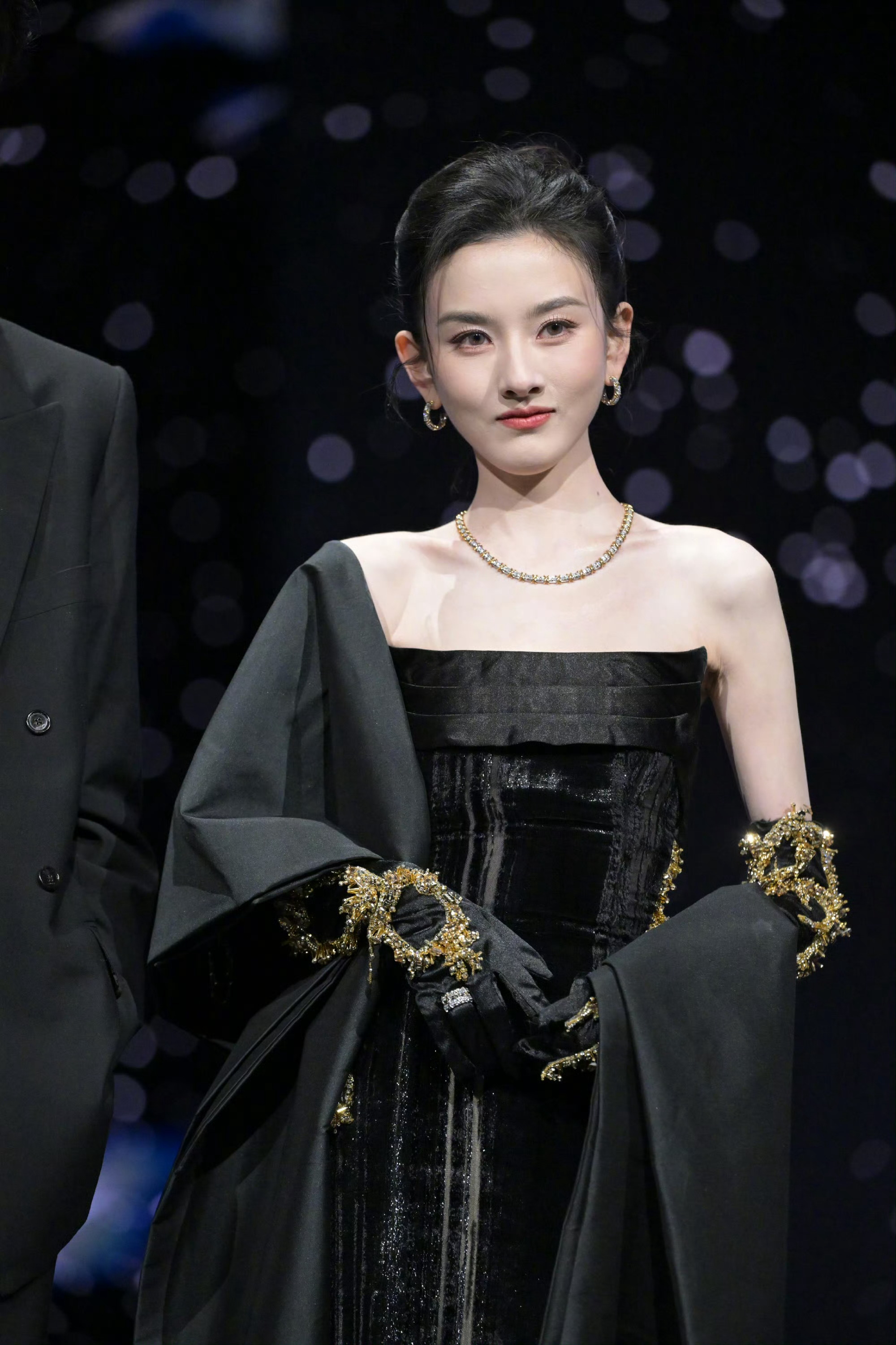 张凌赫宋祖儿神图有了张凌赫、宋祖儿携手亮相微博之夜红毯，好精彩的两张脸。 