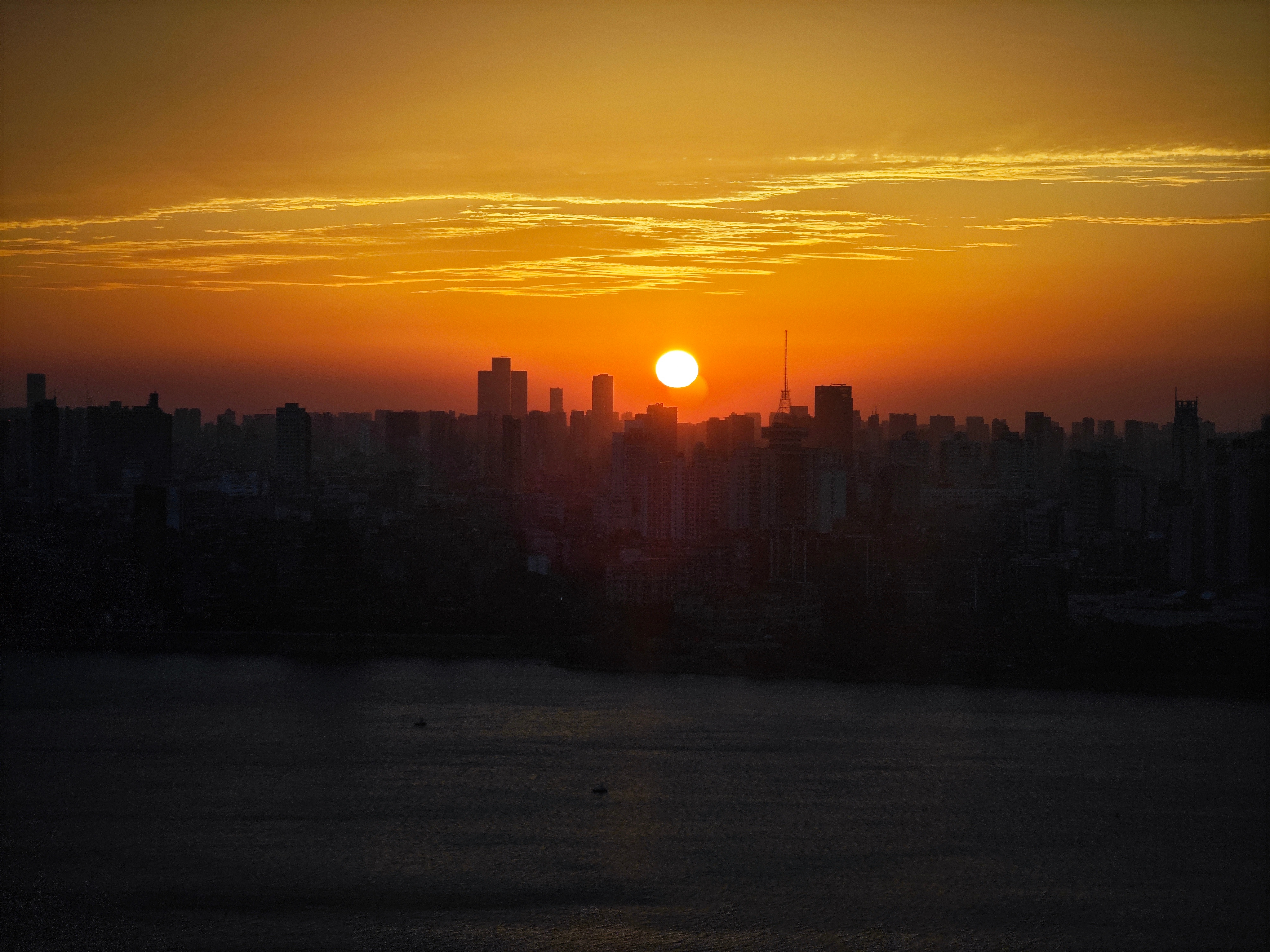 #普通人还有必要买相机吗# 之前卡片机聊过，简单粗暴的观点，从功能性出发我觉得没