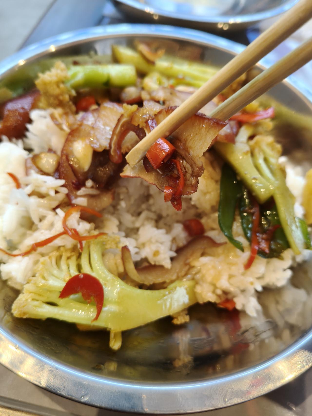 小屯，我来到了北京小屯！
新的工作地点在北京石景山小屯路。
    虽然工资不高