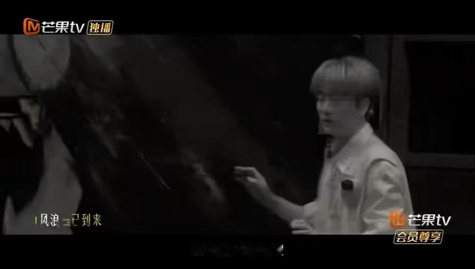 看完密逃MV想给自己一个拥抱密室大逃脱为陆虎新歌手搓MV 密逃这支MV不仅是给孩