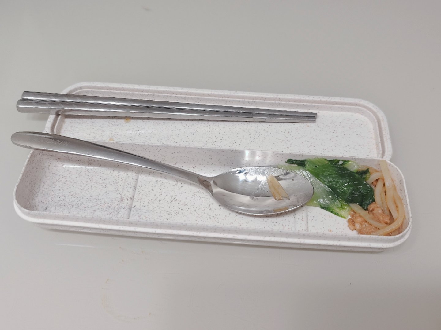 大美一直念叨学校的饭特别好吃，可好多同学都吐槽学校饭菜难吃，大美百思不得其解。最
