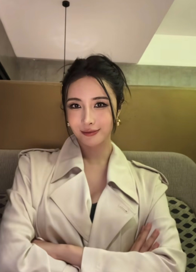没想到智博打鼓这么有天赋很难想象身着温婉旗袍的智博初次学打鼓就天赋出众，一遍遍确