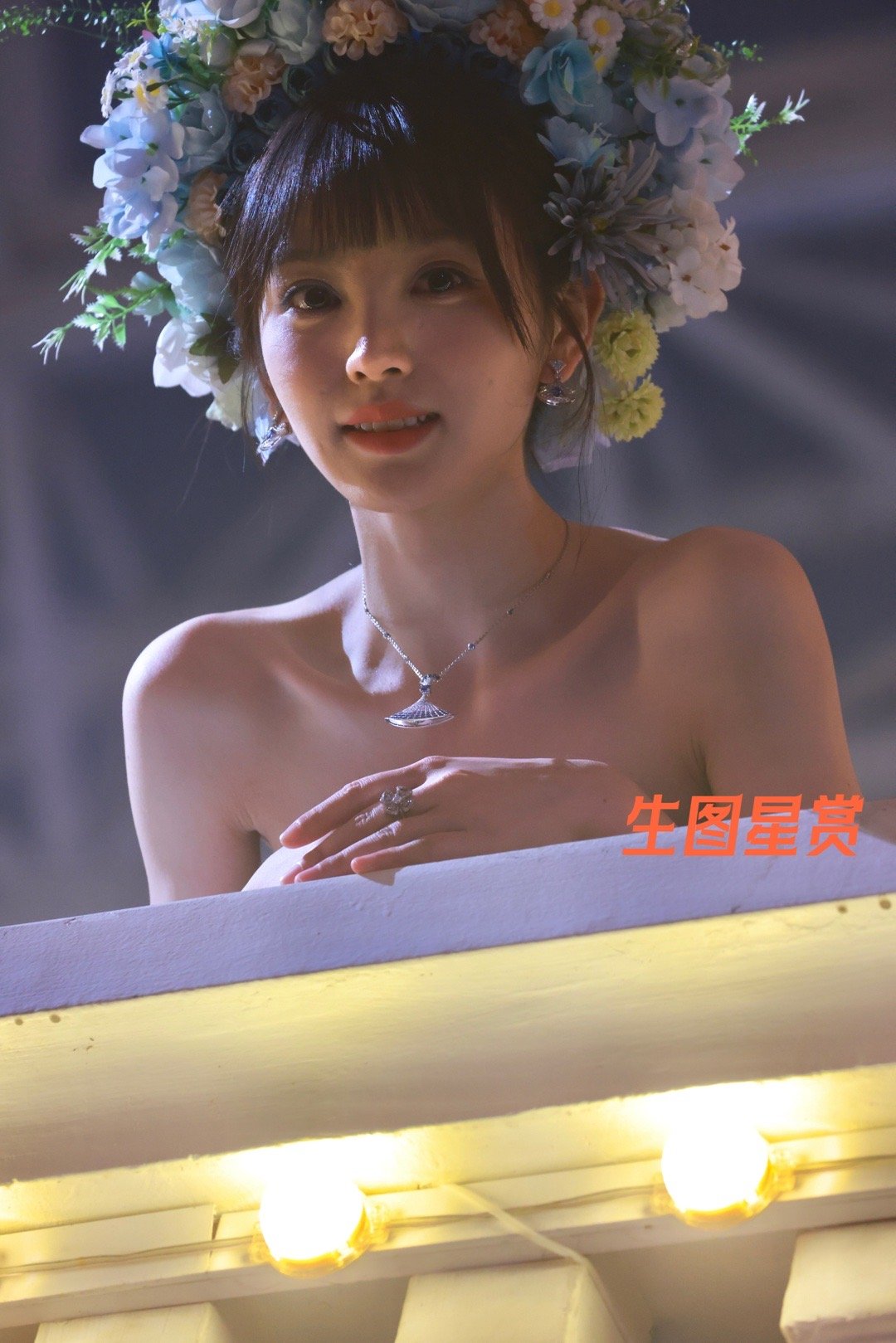 田曦薇#智族GQ创意大赏# 内场，簪花造型少女感美到心巴上，甜度满分💐💖 ​