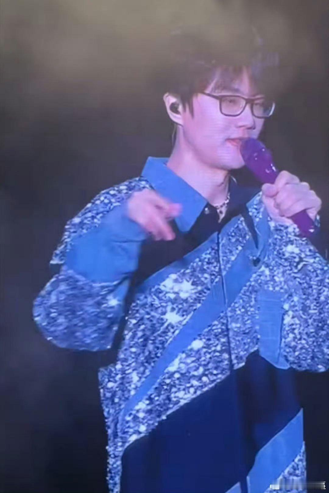 #许嵩 我不听俗话我听你们的话#许嵩真的是太宠粉了，他的话让人感到好温暖！在演唱