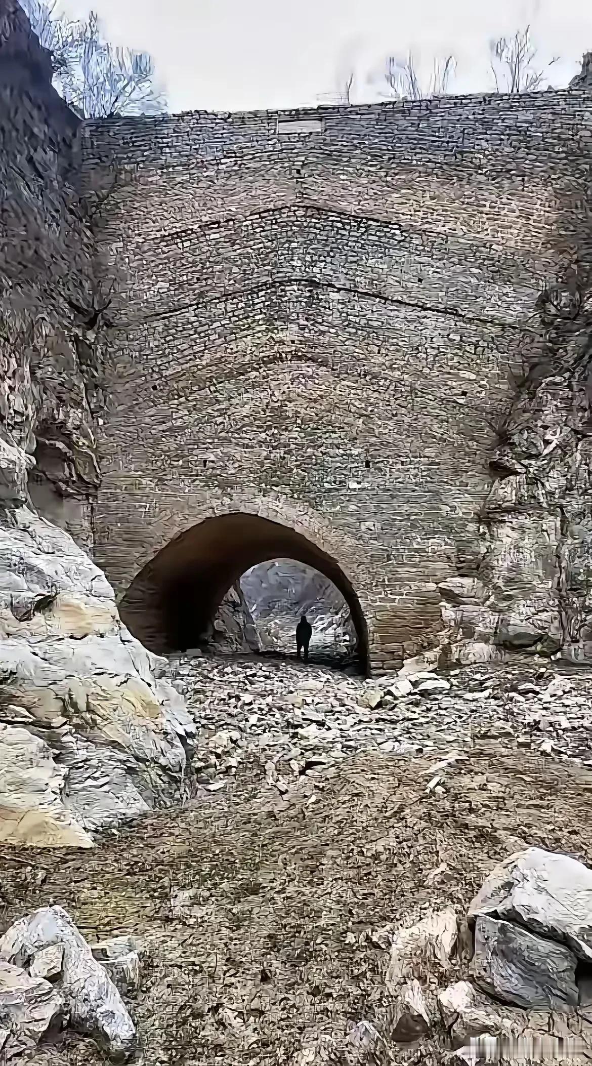 技术不到位，或者对自己的技术水平没有自信，只能通过不断增加自拱层数要强化结构
