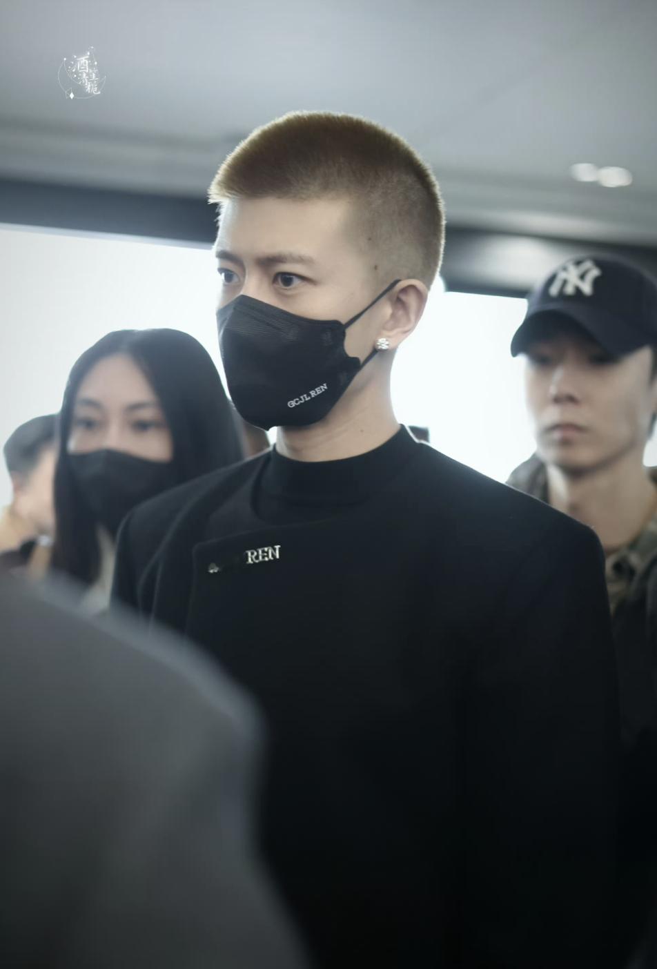 唉呀妈呀，任嘉伦染了黄毛，现在是寸头黄毛