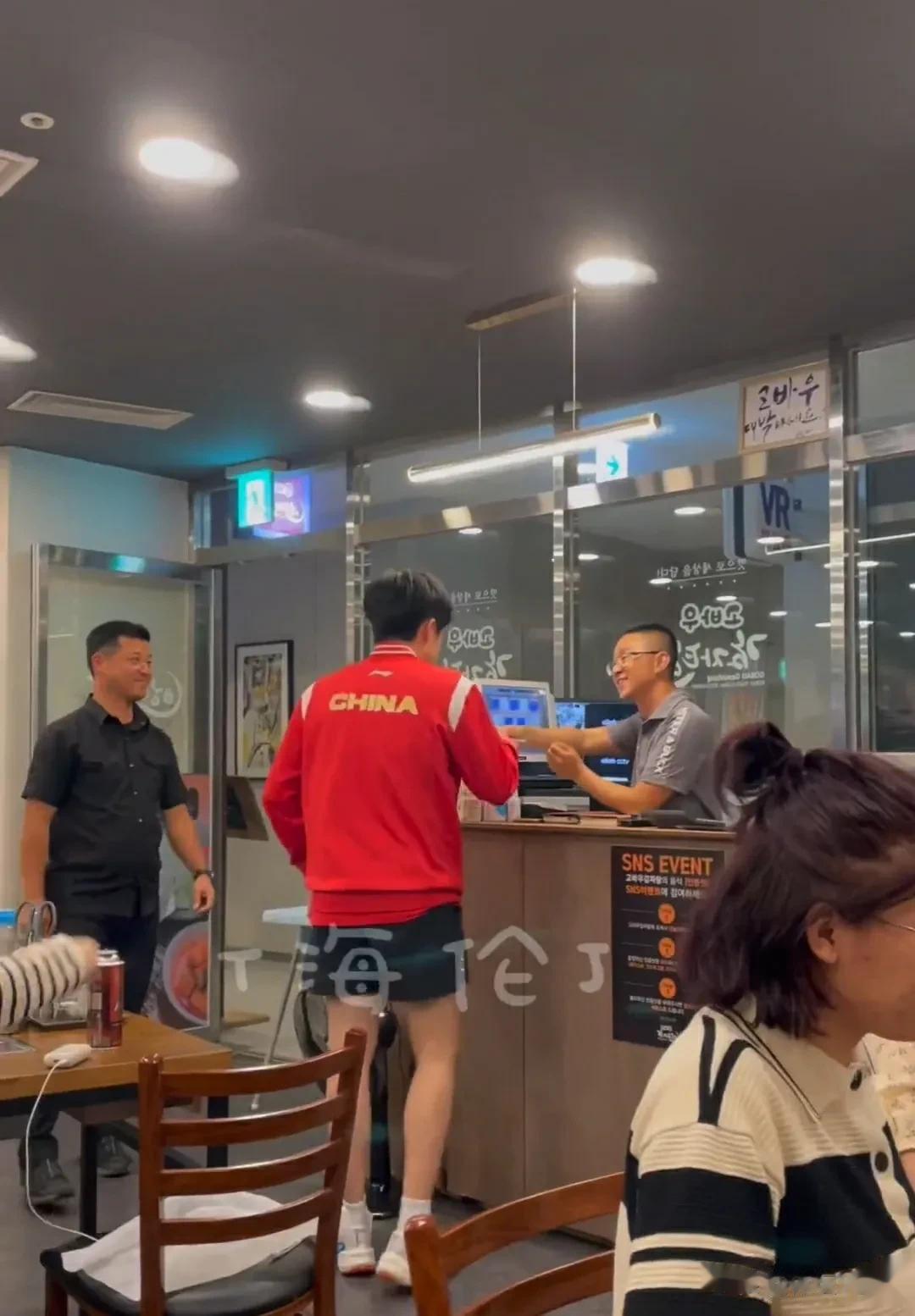 近距离看王楚钦吃饭：忘带卡的他，吃完饭又返回去结账，网友纷纷打趣：社牛赊账赊到国