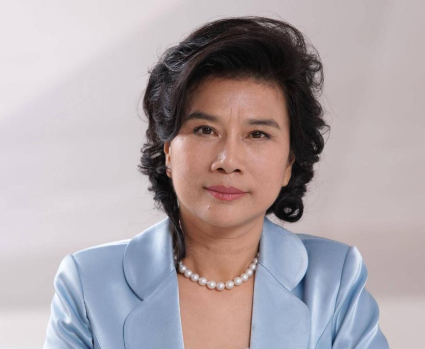 1991年，董明珠到合肥催债。一经销商欠款42万不还，还打哈哈：“再给我50万的