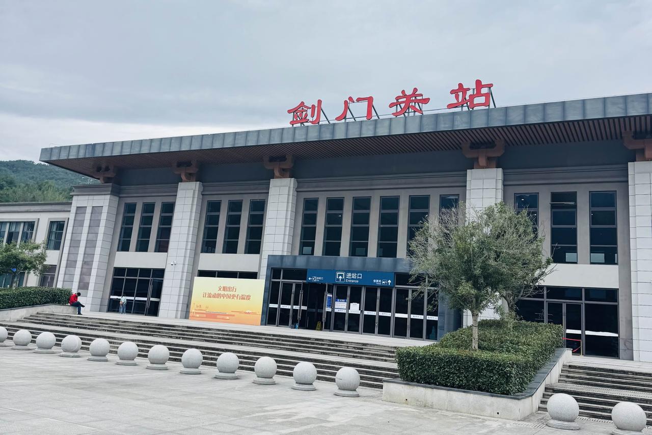 白天读剑门关的“一夫当关”，晚上撞进大蜀道不夜三国城——千灯亮起，旌旗一摆，蜀道