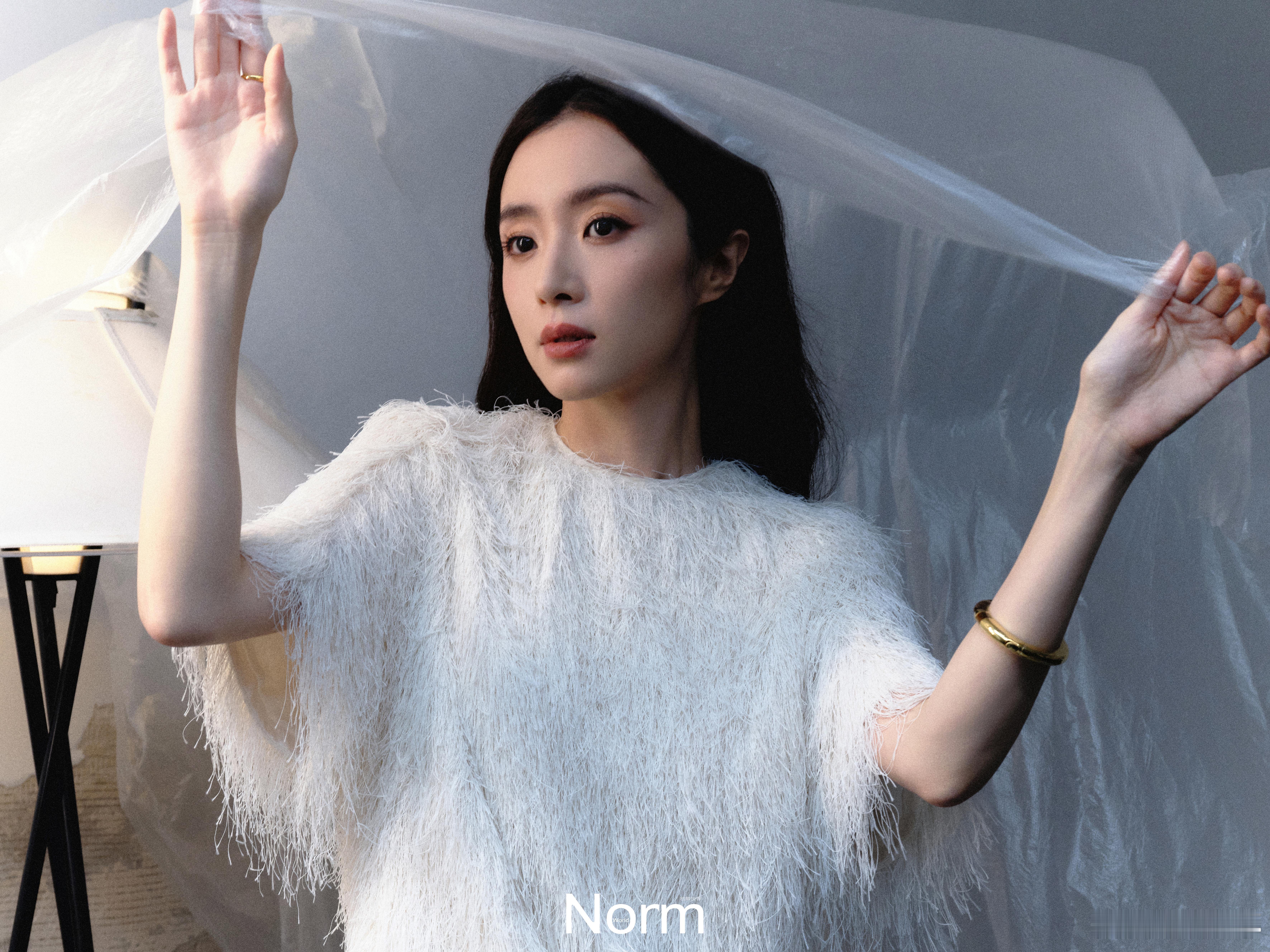 翻到杂志预告就念念不忘， 状态绝佳造型吸睛，还有待播剧可以期待，这样的胡冰卿真的