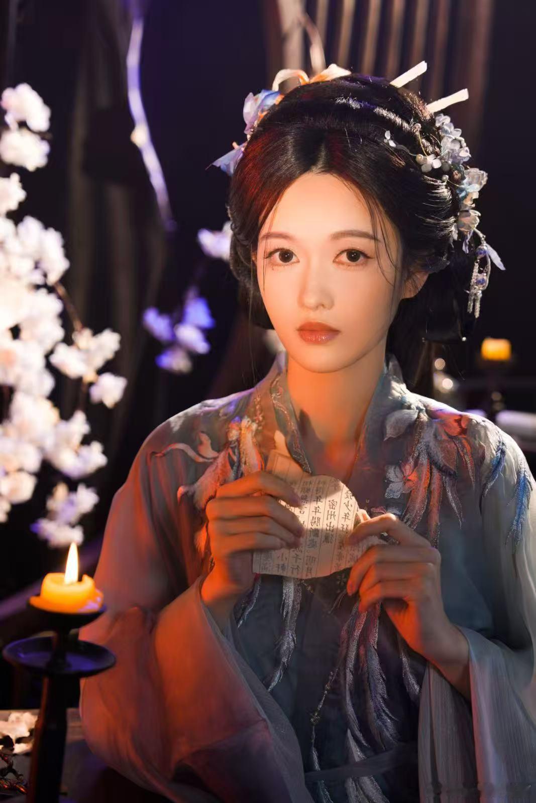 陆婷玉古风妆造新高陆婷玉的古风妆造堪称一绝！精致的发饰、淡雅的妆容，搭配飘逸的古
