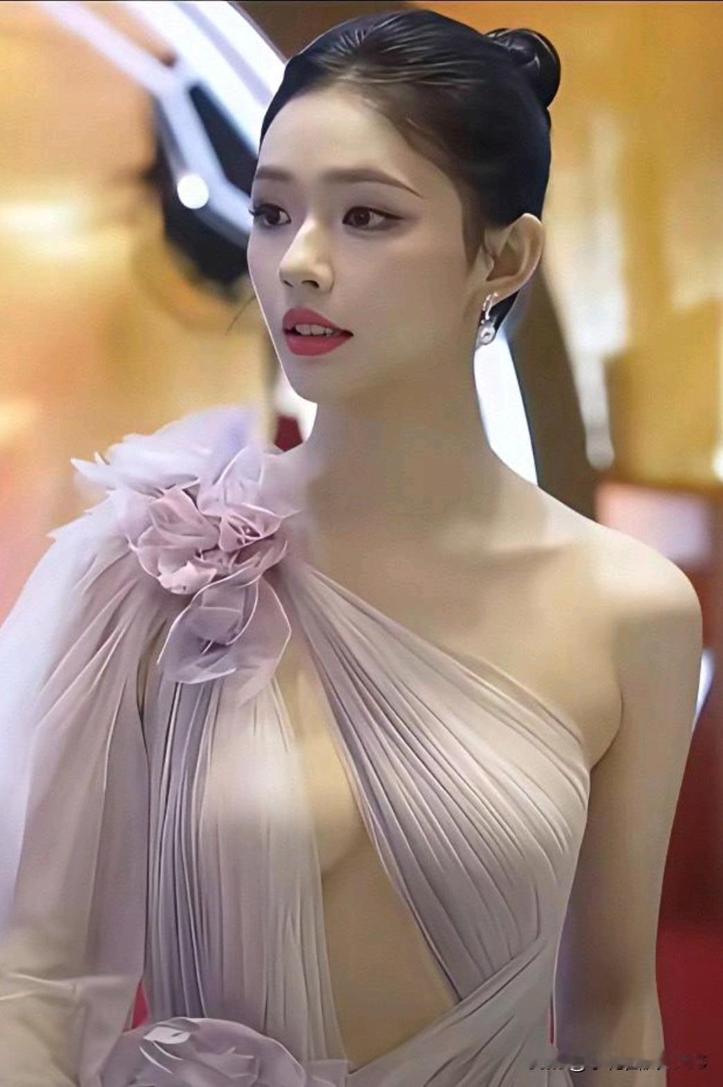 近日，在聚光灯交织的时尚舞台上，演员林允的美貌与造型选择成为公众热议的焦点。然而