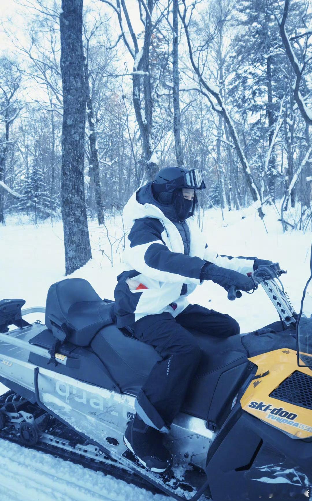 关晓彤带上屁垫挑战滑雪关晓彤滑雪挑战OK 