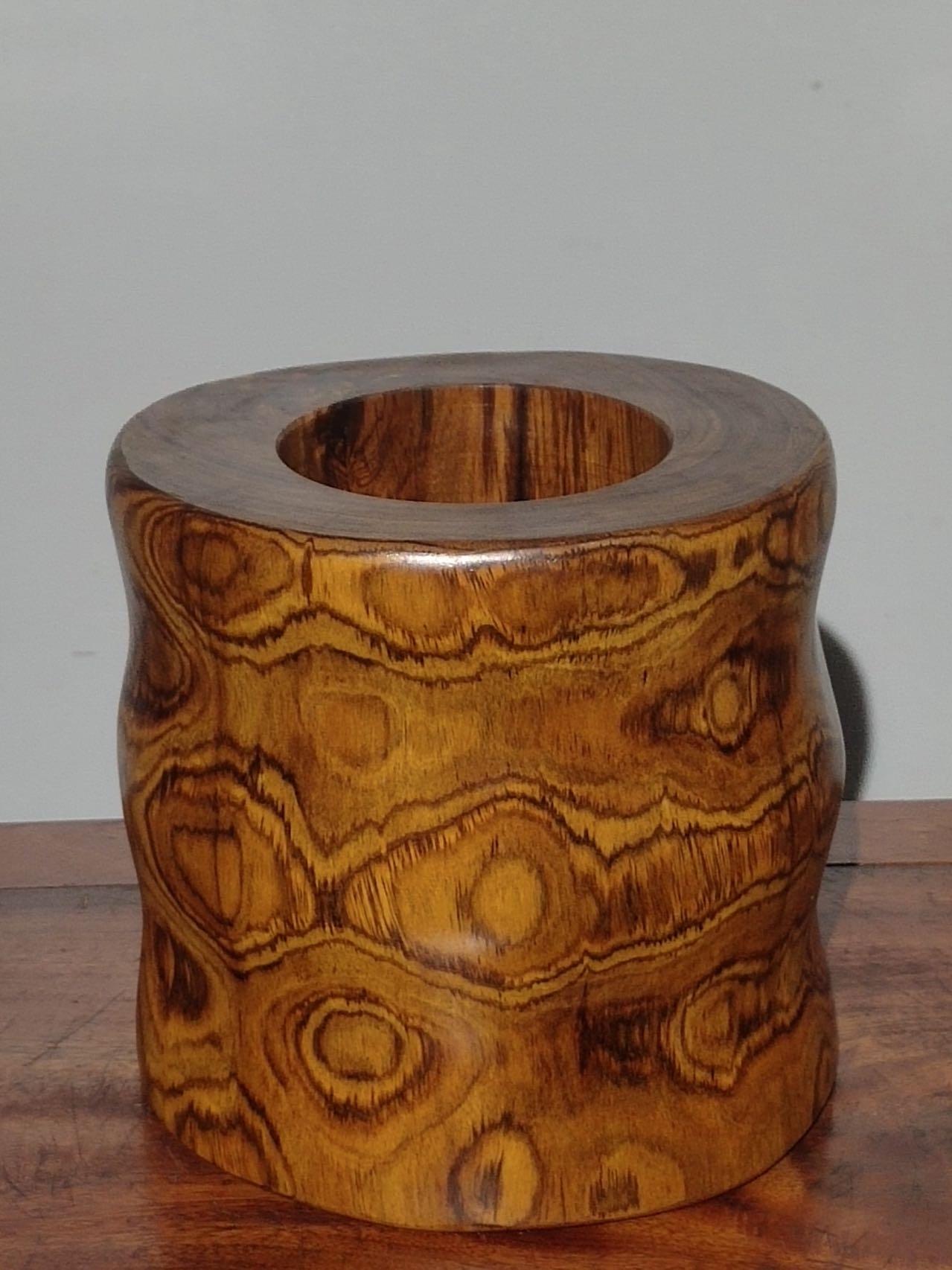 执着于理则锋芒毕露，沉湎于情则随波逐流，强执己见又自缚一隅。总之，人世难居。——