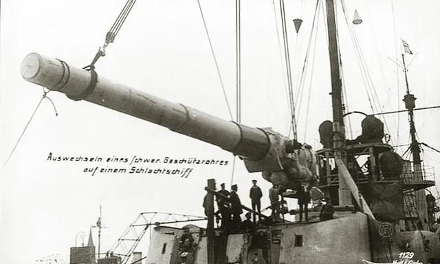 战列舰主炮很金贵，需要反复淬火退火降温加热，对抗炮管自重带来的弯曲等等，因此产能