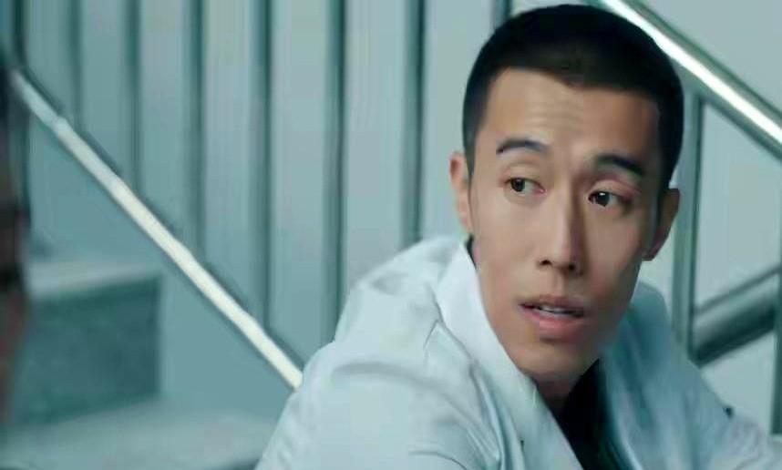 《四喜》这段暧昧戏，评论区直接炸锅！

剧中医生李景哲刚被老婆戴绿帽，情绪跌到谷