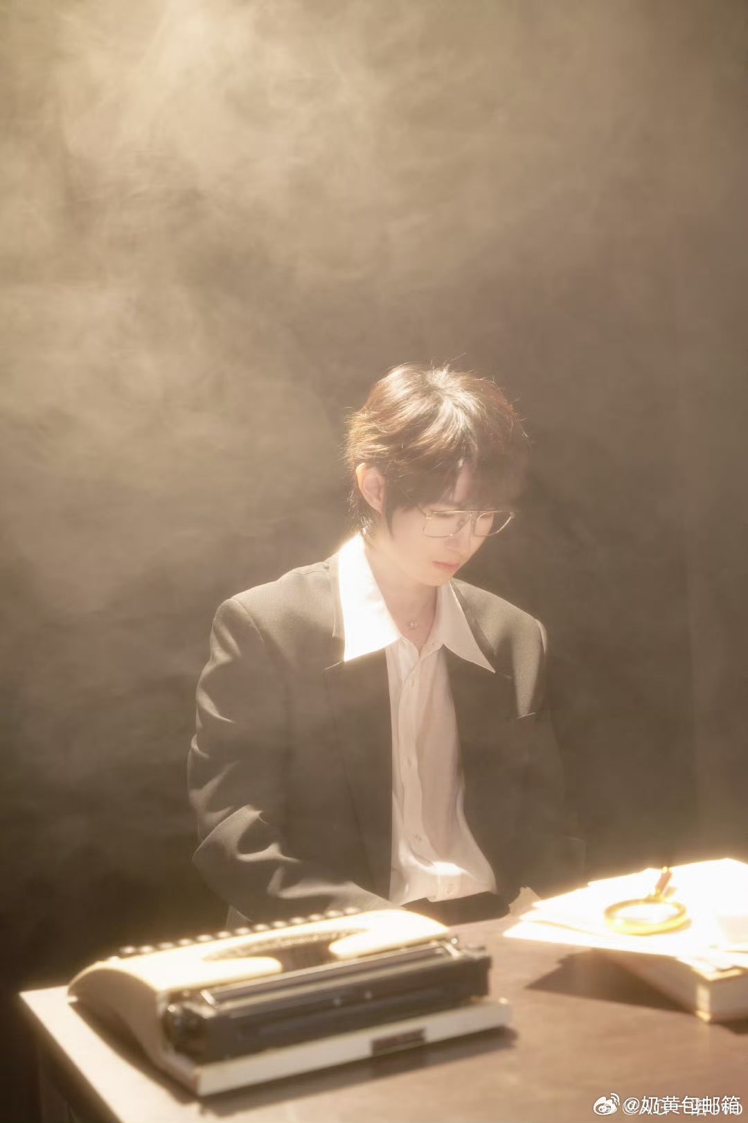 一诺又整上眼镜了好好好，氛围感男神这不就来了吗？ 