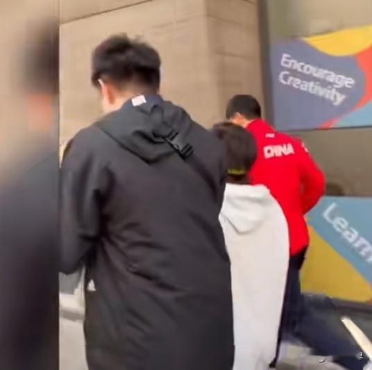 如果换做别人，网民是不是早就喷了。可马龙为啥就能让粉丝理解和高抬贵手？你看，他见
