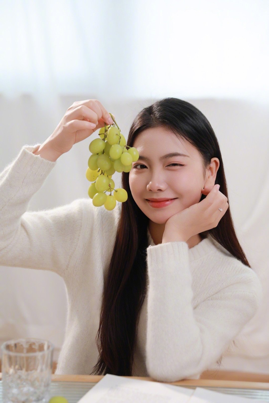 今日份照片是葡萄味儿的～生活不甜，那就多吃一点🍇 ​​​
